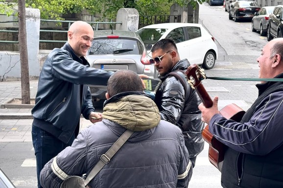 JEDNOM PUNE RUKE CVEĆA, DRUGI ČAŠĆAVA MUZIKU Ovako su poznati dolazili po žene i bebe u porodilište: "Muško mi se rodilo" (Video)