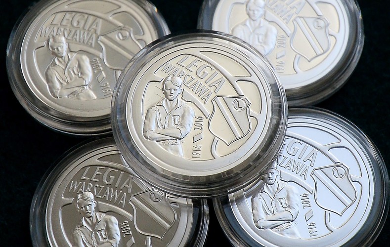 Srebrna moneta kolekcjonerska o nominale 5 zł upamiętniająca klub Legii Warszawa znalazła się w sprzedaży
