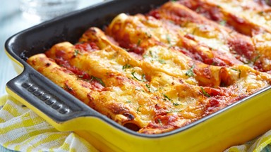 Cannelloni. Włoski przysmak z pomidorami i mielonym mięsem. Pycha!