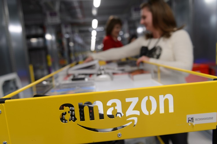 Amazon jest największym amerykańskim koncernem działającym w branży e-commerce. Założona przez Jeffa Bezosa firma zatrudnia ponad 132 tys. osób.  
W zeszłym tygodniu spółka podała swoje wyniki finansowe i mocno rozczarowała inwestorów. Na zdjęciu: Centrum logistyczne Amazon - Sady (woj. wielkopolskie) PAP/Jakub Kaczmarczyk.