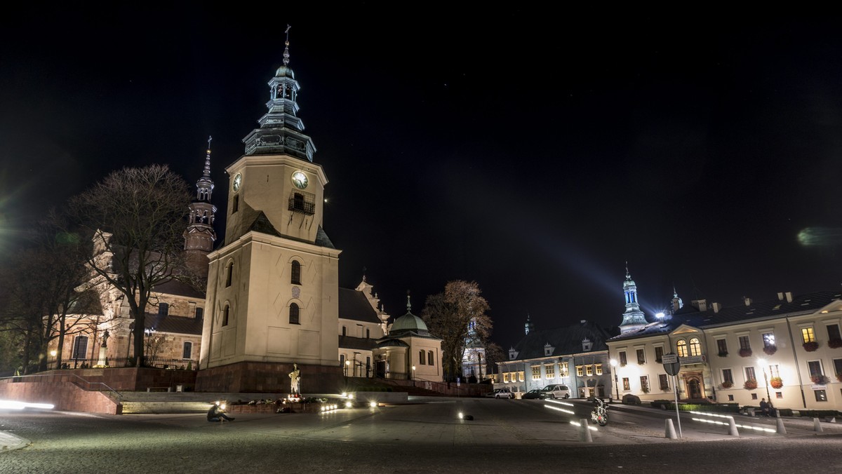 Diecezja kielecka ma nowego biskupa pomocniczego. Sakrę biskupią przyjął dziś w bazylice katedralnej w Kielcach ks. Andrzej Kaleta. Za swoje priorytety uznał troskę o małżonków, rodziny, relacje rodziców z dziećmi.