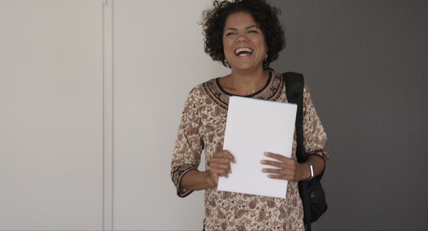 Naima (44) stammt aus Südamerika. In ihrer neuen Heimat, der Schweiz, kämpft sie sich als Mitarbeiterin in einer Kantine hoch zur Pflegefachfrau.