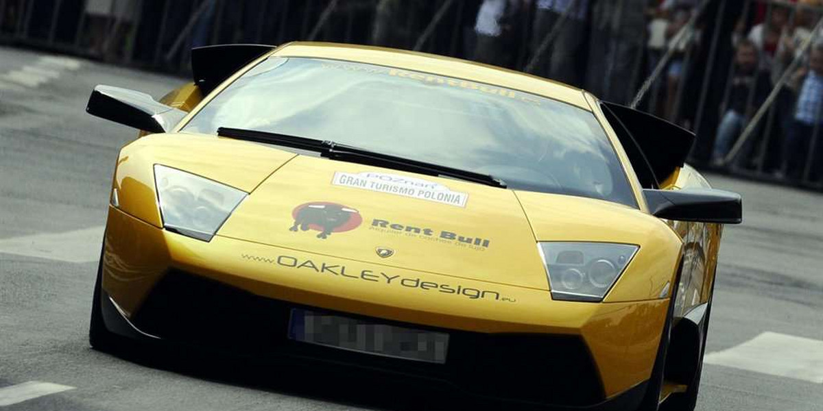 Ale miała szczęście. Wiewiórka pod kołami lamborghini