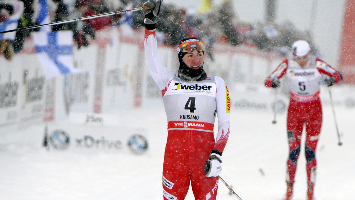 Po zakończonym w niedzielę cyklu Ruka Triple, Justyna Kowalczyk wywalczyła swoje 50. podium w karierze i obecnie zajmuje trzecie miejsce w klasyfikacji generalnej Pucharu Świata. Kolejne zawody odbędą się w Kanadzie w Canmore, gdzie będzie przygotowywać się Polka, a zabraknie Marit Bjoergen wraz z całą reprezentacją Norwegii.