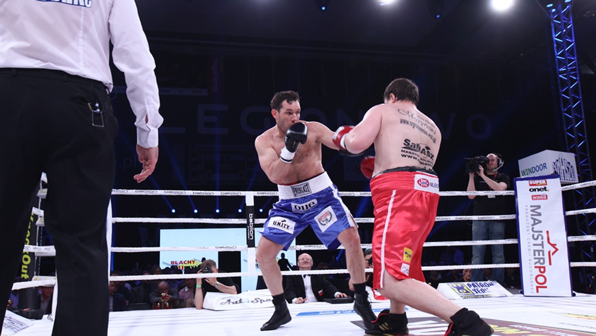 Niecałe trzy minuty trwała walka Alberta „Dragona” Sosnowskiego na gali Wojak Boxing Night w Legionowie. Były zawodowy mistrz Europy wygrał przez TKO z Włodzimierzem Letrem. (fot. Onet/Maciej Stankiewicz)