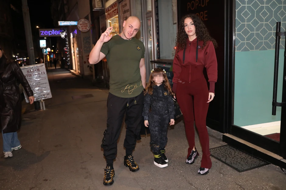 Desingerica sa ćerkom i ženom