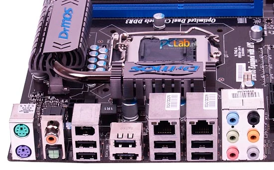 Panel wyjściowy ma osiem gniazd USB, z czego jedno to hybryda eSATA/USB