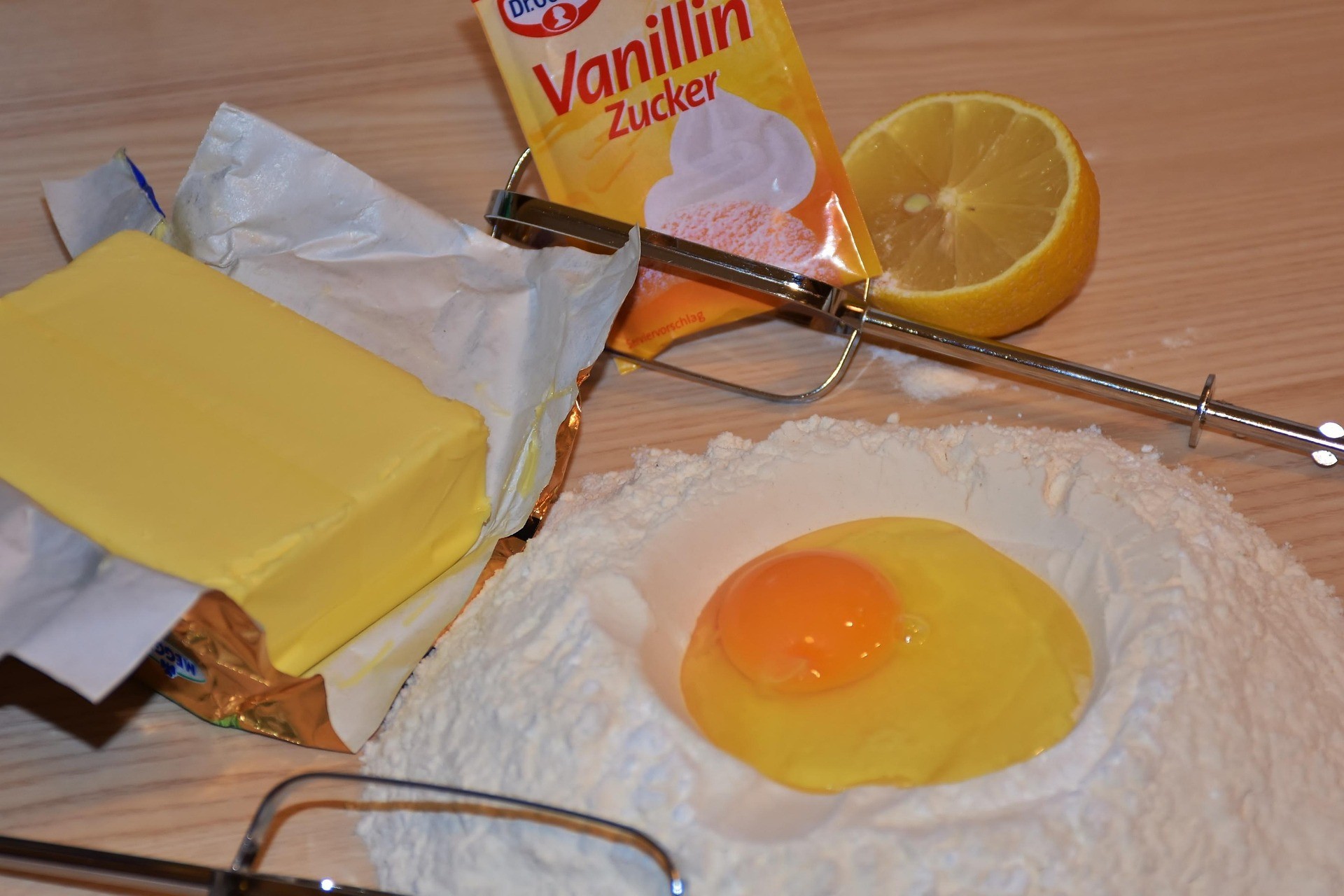 Pri pečení koláčov a zákuskov zostáva klasické maslo podľa odborníkov lepšou voľbou než tvrdý margarín v kocke.