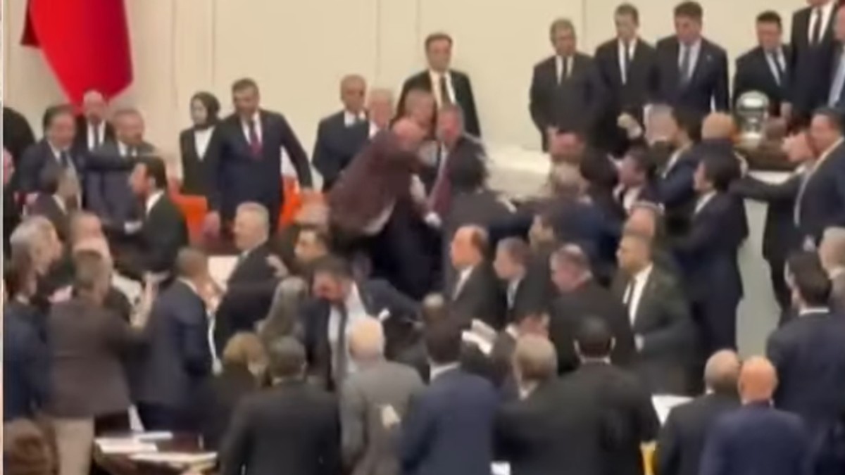 Tuča u turskom parlamentu