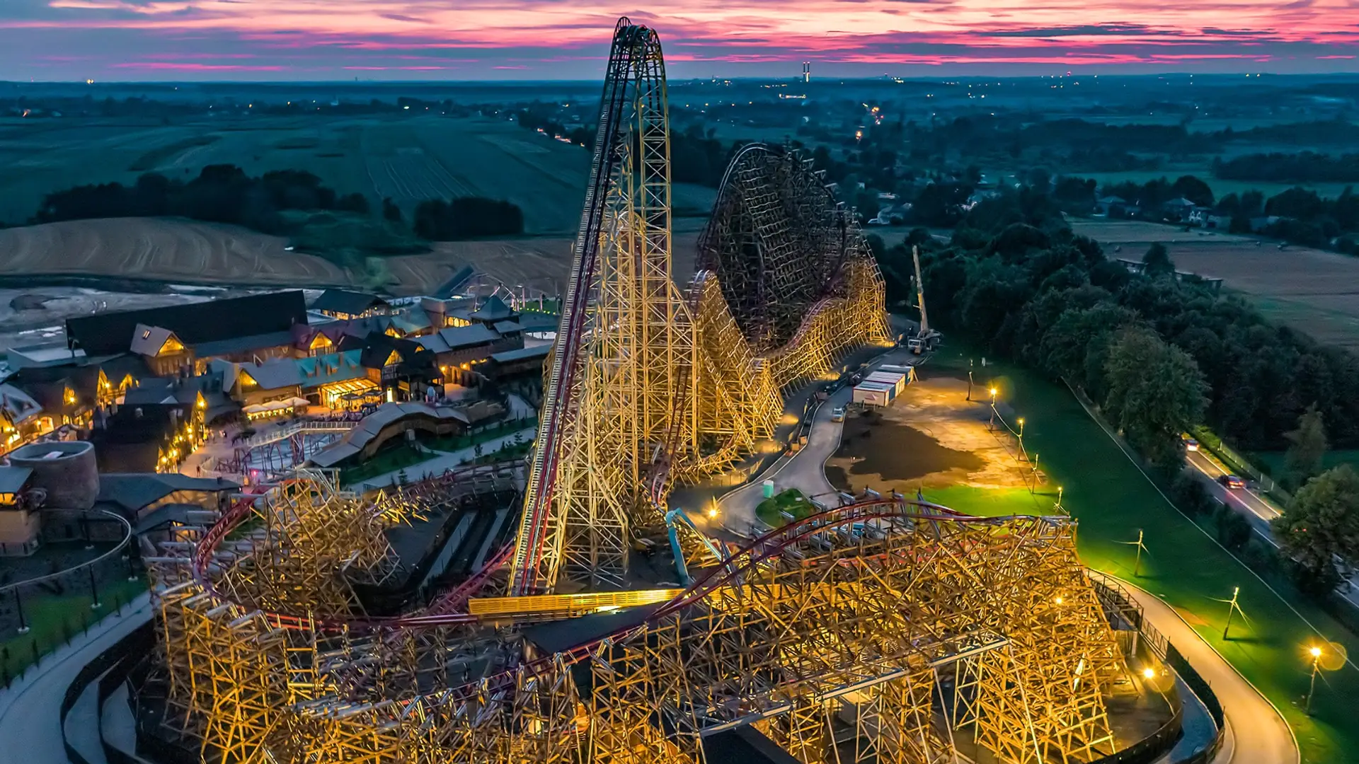 Ma 61 metrów wysokości. W Polsce powstał najwyższy na świecie drewniany rollercoaster