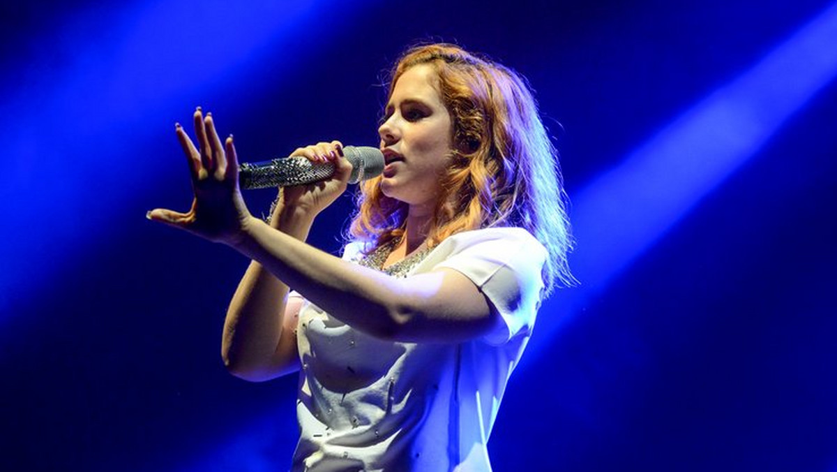 Katy B zanotowała pierwszy w karierze numer jeden na liście brytyjskich bestsellerów płytowych z nową płytą "Little Red".