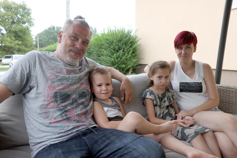 Marci szülei és testvére is nagyon hálás a válogatott labdarúgónak az adományért /Fotó: Pozsonyi Zita