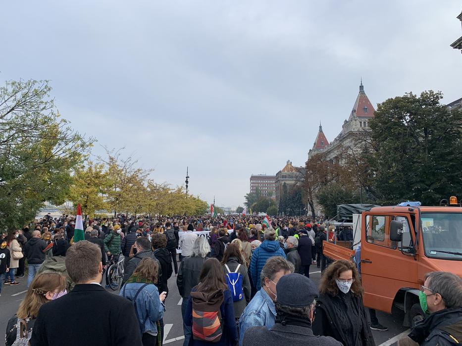 Hatalmas a tömeg a Műegyetem előtt / Fotó: Balázs Barnabás