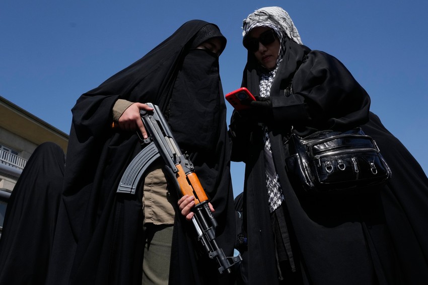 Pripadnica paravojne jedinice Basidž, povezane sa Iranskom revolucionarnom gardom, drži pušku tokom državno organizovanog skupa podrške vrhovnom vođi u Teheranu