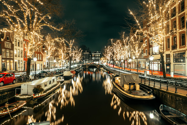 Kanały Amsterdamu w blasku tysiecy światełek to niezapomniany widok
