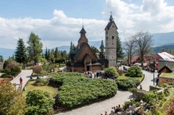 Tadeusz Różewicz pochowany obok pięknego kościoła. ZDJĘCIA