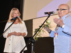 Poza wszelkimi skalami doskonałości. 60-letnia Grażyna Torbicka w szortach i bokserce. FOTO