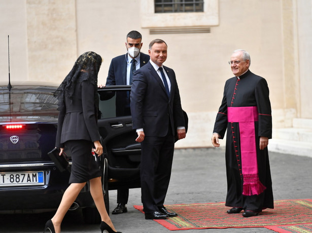 Agata Duda subtelnie "zmiękczyła" zasady dress code'u obowiązujące na audiencji u papieża. FOTO