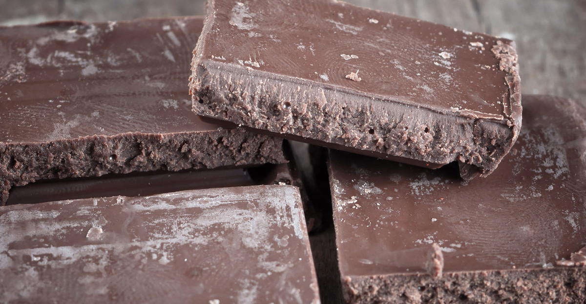 Co oznacza biały nalot na czekoladzie? Czy można ją jeść?