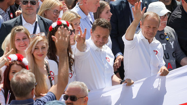 Marsz Donalda Tuska w Warszawie. Wiemy, jakie emocje wzbudził w Polakach [SONDAŻ]