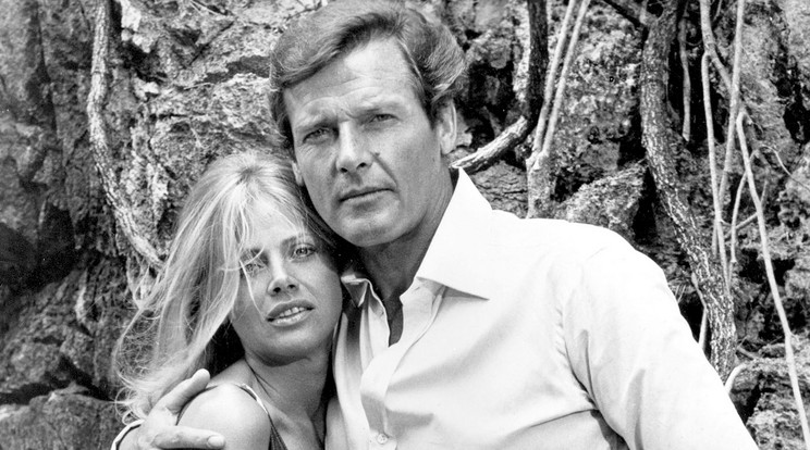 James Bondként mindig gyönyörű nőket ölelt Roger Moore, a képen Az aranypisztolyos férfiből 
megismert Britt Ekland /Fotó: Northfoto