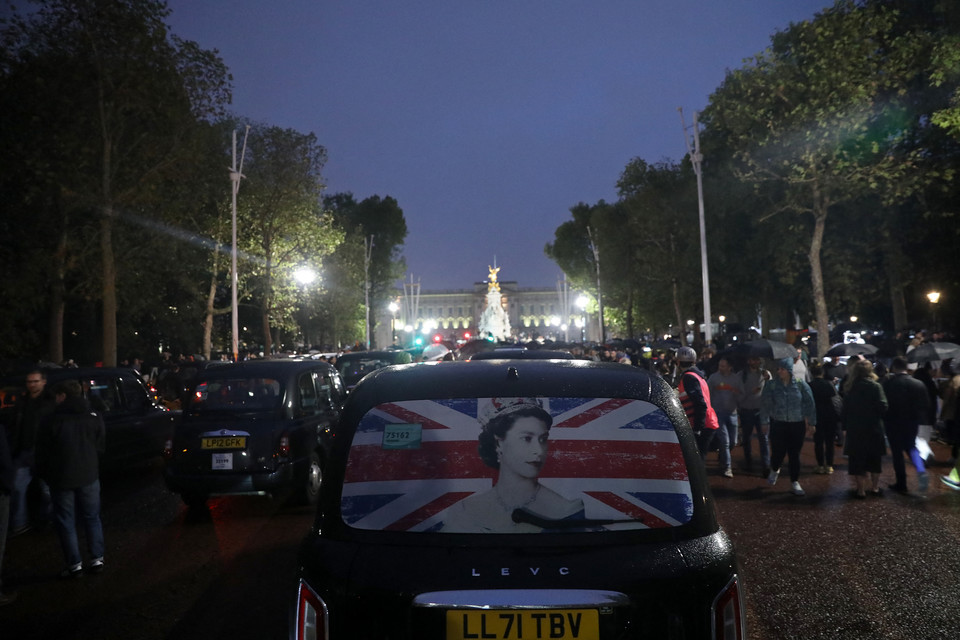 Ludzie zbierają się przed Pałacem Buckingham w Londynie