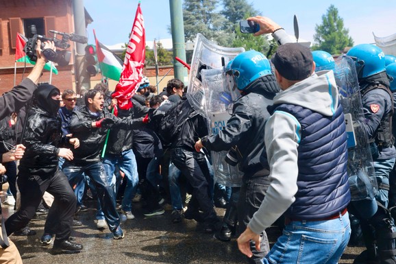(FOTO, VIDEO) LETELE FLAŠE I SUZAVCI Žestoki sukobi s policijom u Italiji tokom marša za 1. maj, u Istanbulu NEMILE SCENE, protesti i u Francuskoj