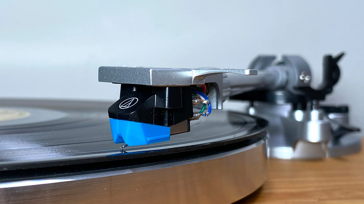 Wiele niedrogich gramofonów wyposażonych jest we wkładkę Audio-Technica – dobra jakość i tanie igły wymienne