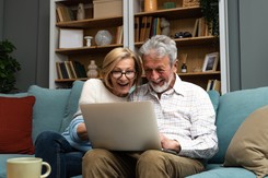 Ci emeryci nie będą już musieli płacić abonamentu RTV! Nastąpiła zmiana limitów