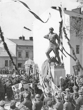 Niepodległość znaczona pomnikami