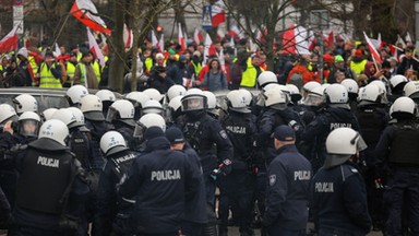 Policja poszukuje uczestników zamieszek przed Sejmem. Publikuje ich zdjęcia. Rozpoznajesz ich?