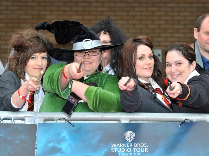 Fanki czarodzieja na uroczystym otwarciu