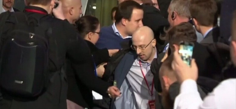 Przepychanka ze sztabowcami PiS przed debatą. Tuż za nimi Szydło [WIDEO]