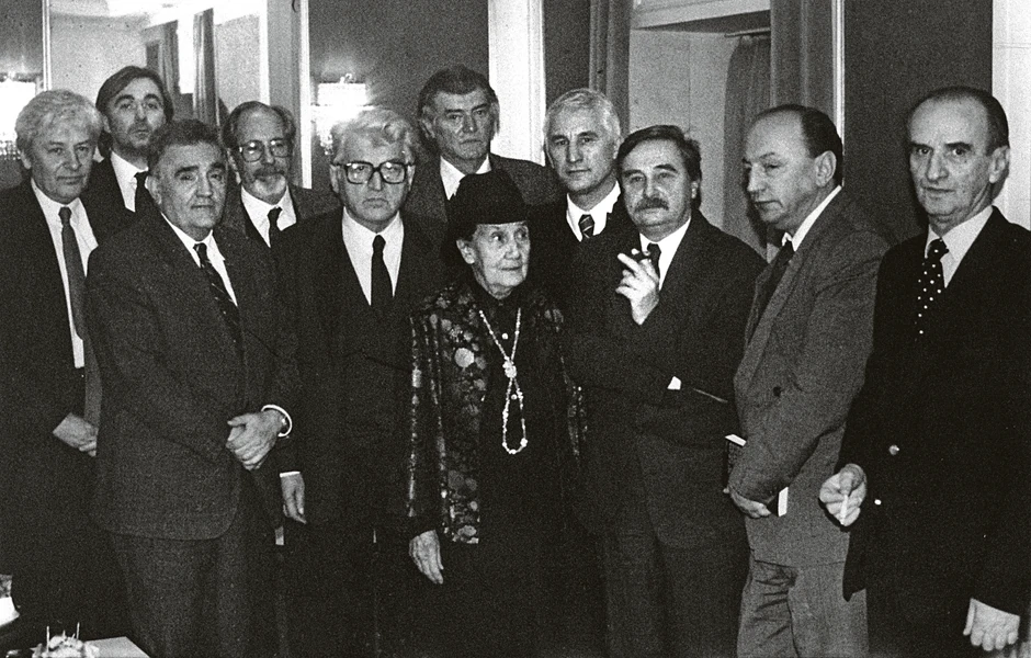 Proslava 90. rođendana Desanke Maksimović 1989. u Narodnom pozorištu - veliki srpski pisci na jednom mestu: Slobodan - Boba Selenić, Duško Kovačević , Antonije - Lule Isaković, Dragoslav Mihailović, Dobrica Ćosić, Stevan Raičković, Desanka Maksimović, Matija Bećković, Milorad Pavić, Miodrag Bulatović Bule, Borislav Mihajlović Mihiz