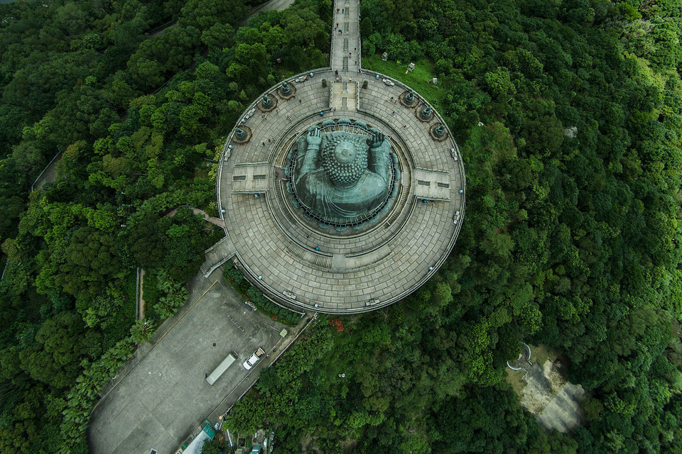 Pomnik Buddy Tian Tan (Wielkiego Buddy) w Ngong Ping na wyspie Lantau