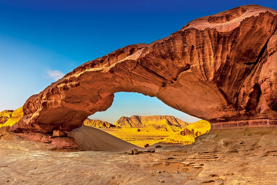 Wadi Rum - największa atrakcja turystyczna Jordanii. Słynie z formacji skalnych, które zmieniają kolor w zależności od pory dnia.