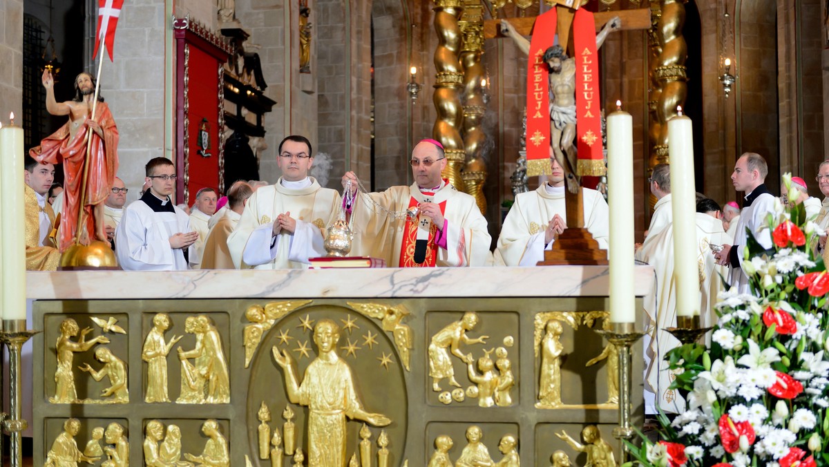 Obchody 600-lecia prymasostwa w Polsce zainaugurowano w Gnieźnie w trakcie uroczystości odpustowych ku czci św. Wojciecha, głównego patrona Polski. Centralnym elementem uroczystości była niedzielna suma odpustowa pod przewodnictwem prymasa Polski.