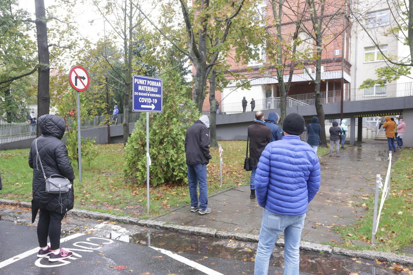 Dramat! Stoją w kolejce po test w deszczu i z objawami COVID-19