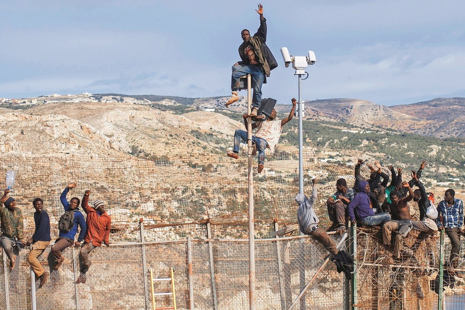 Ceuta i Melilla to dwie eksklawy hiszpańskie na terytorium Maroka. Ogrodzenie oddzielające Europę od Afryki było już wielokrotnie szturmowane przez tysiące osób