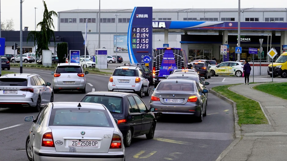 Na nekim pumpama u Hrvatskoj ranije je bilo gužvi | Foto: EPA