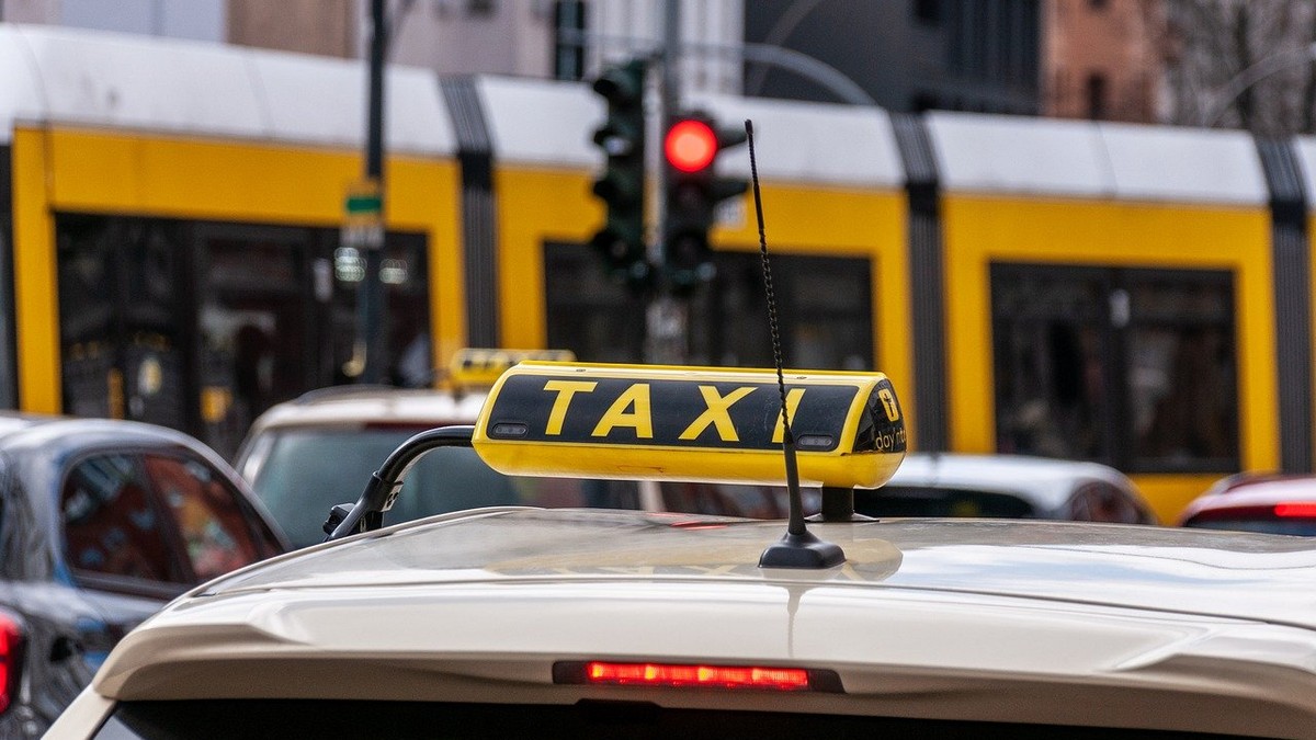 Késsel támadt a taxisra egy férfi Vas vármegyében – A sofőrnek egy esernyő volt az egyetlen pajzsa