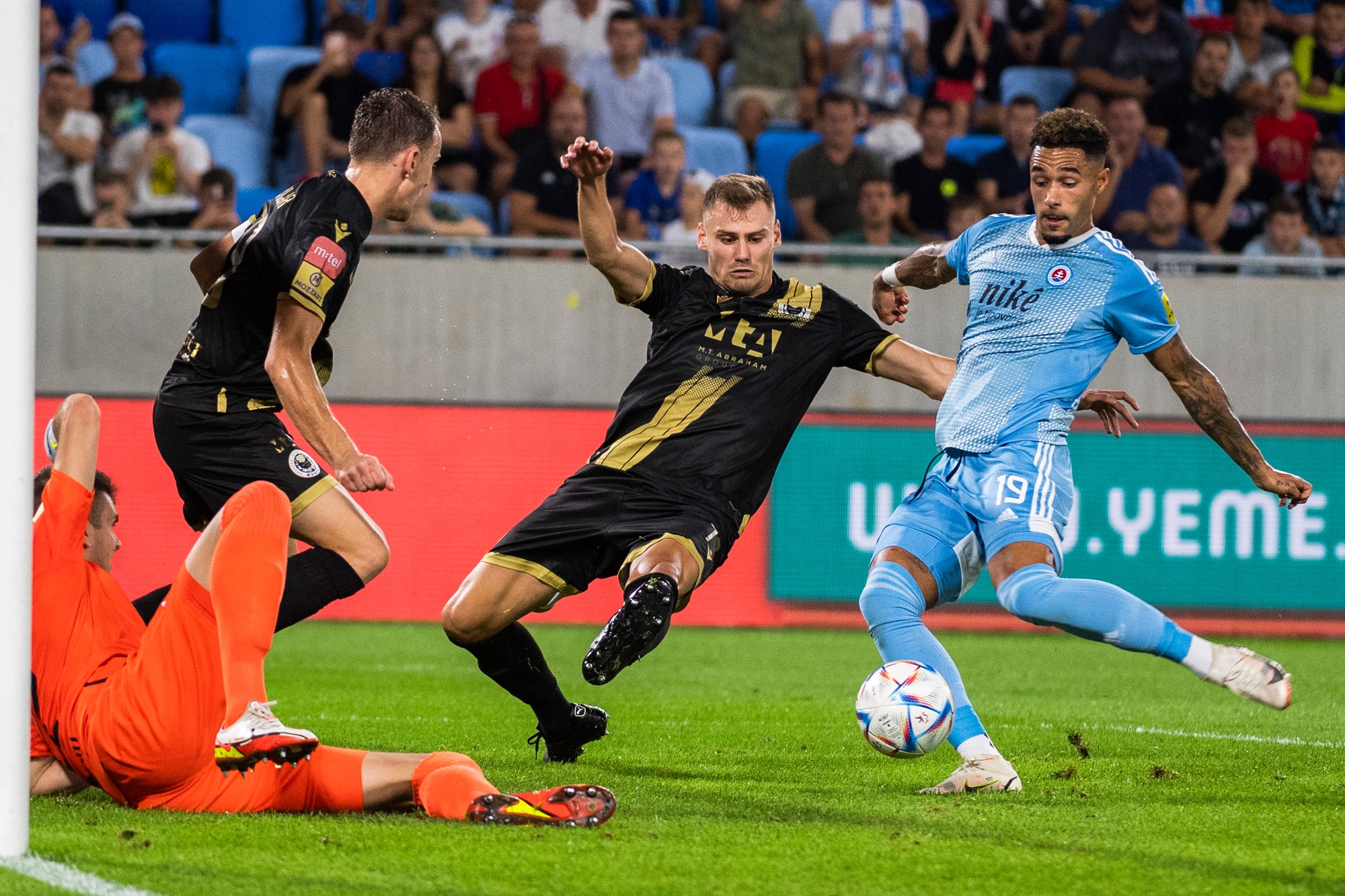 Zľava Josip Čondrič, Nemanja Bilbija, Marin Magdič (všetci Mostar) a André Green (Slovan).