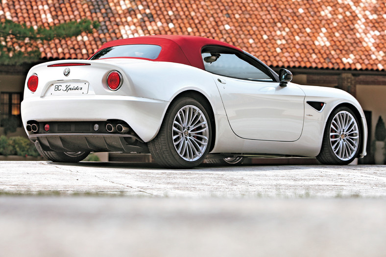 Alfa Romeo 8C Spider - Białe marzenie