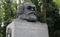 Zdewastowano grób Marksa. "Celem ataku było wykute nazwisko"