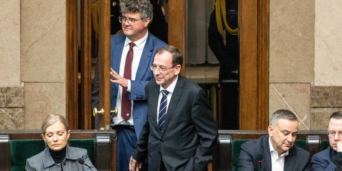 Mariusz Kamiński i Maciej Wąsik podczas wchodzenia na salę plenarną 21 grudnia 2023 r., czyli już po wyroku, który zapadł dzień wcześniej.