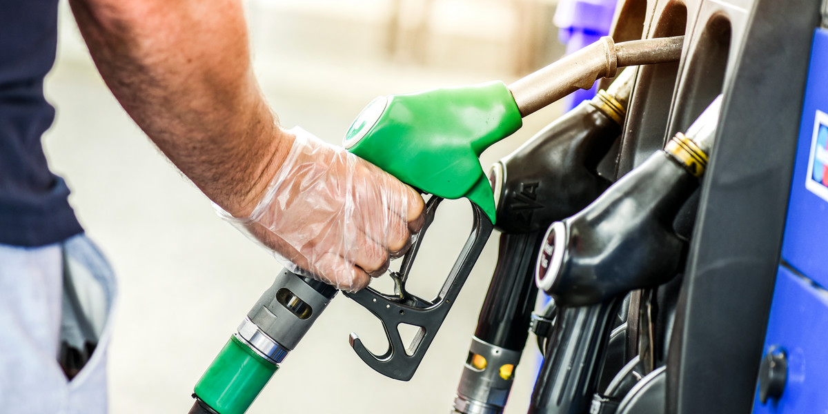 Analitycy e-petrol.pl podkreślają, że koszty tankowania z tygodnia na tydzień są niższe. Na razie ta tendencja nie powinna ulec zmianie. 