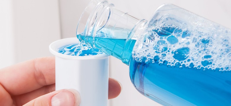 Płyny do płukania ust mogą ograniczać emisję koronawirusa