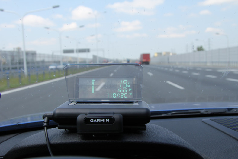 Garmin HUD: co widzi kierowca?