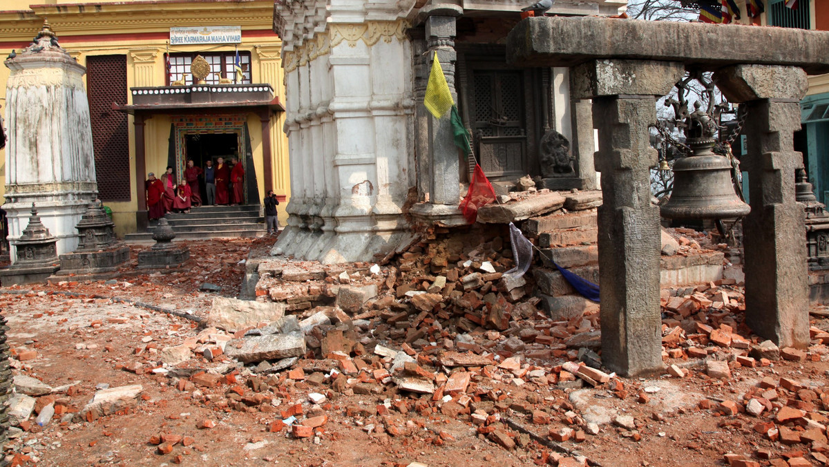 Osunięcia ziemi spowodowane przez monsunowe deszcze zasypały w piątek części dwóch odległych wsi w Nepalu zabijając co najmniej sześć osób. Kolejnych 10 uważanych jest za zaginione - podała agencja Associated Press.