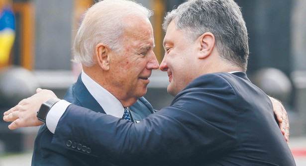 Joe Biden i Petro Poroszenko. Zdaniem naszych rozmówców „ukraińska afera” szybko ucichnie w amerykańskich mediach